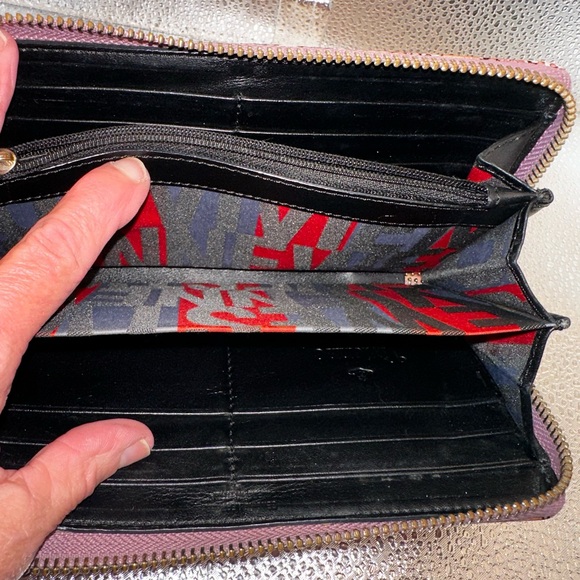 Gorgeous Vivienne Westwood wallet in a crocodile pattern. - Picture 11 of 16